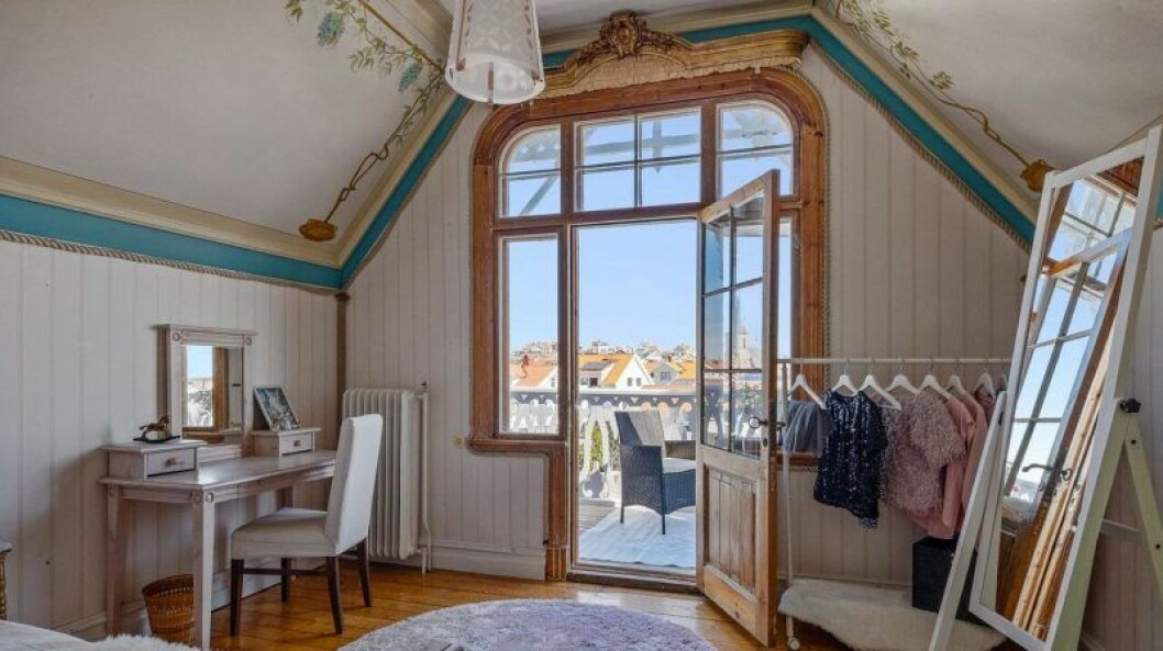 En otroligt vacker takmålning finns bevarad i ett av rummen på övervåningen. Foto: Tomas Gillberg Hus på Smögen till salu på Hemnet