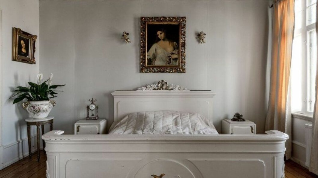 Master Bedroom med allt man önskar sig. Foto: Tomas Gillberg Hus på Smögen till salu på Hemnet