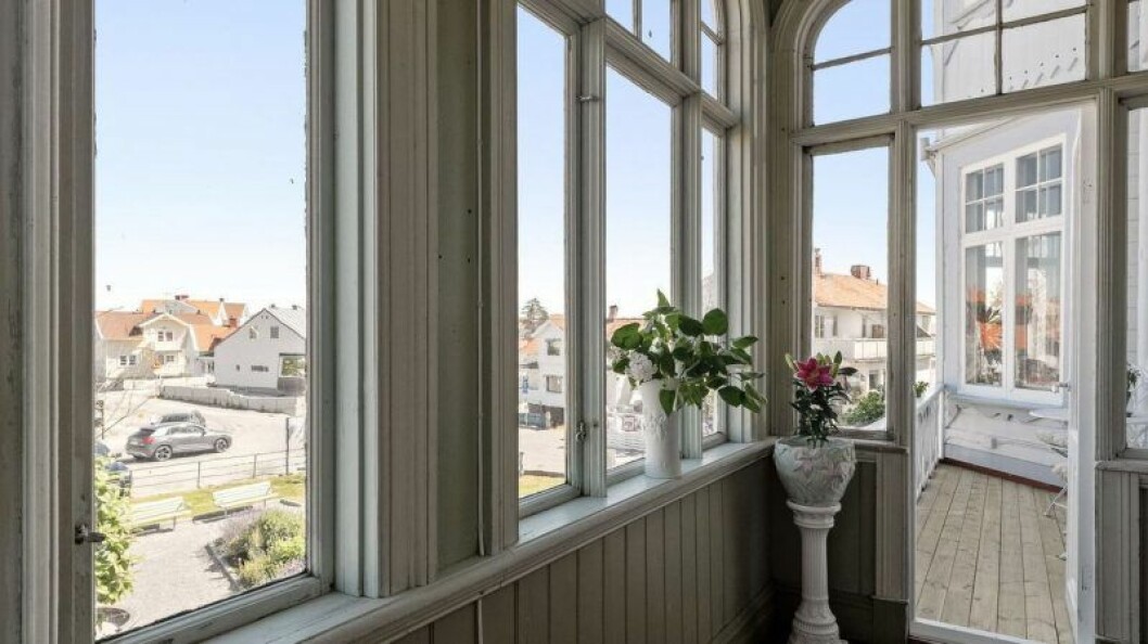 Fönstren på plan två är valvformade. Foto: Tomas Gillberg Hus på Smögen till salu på Hemnet