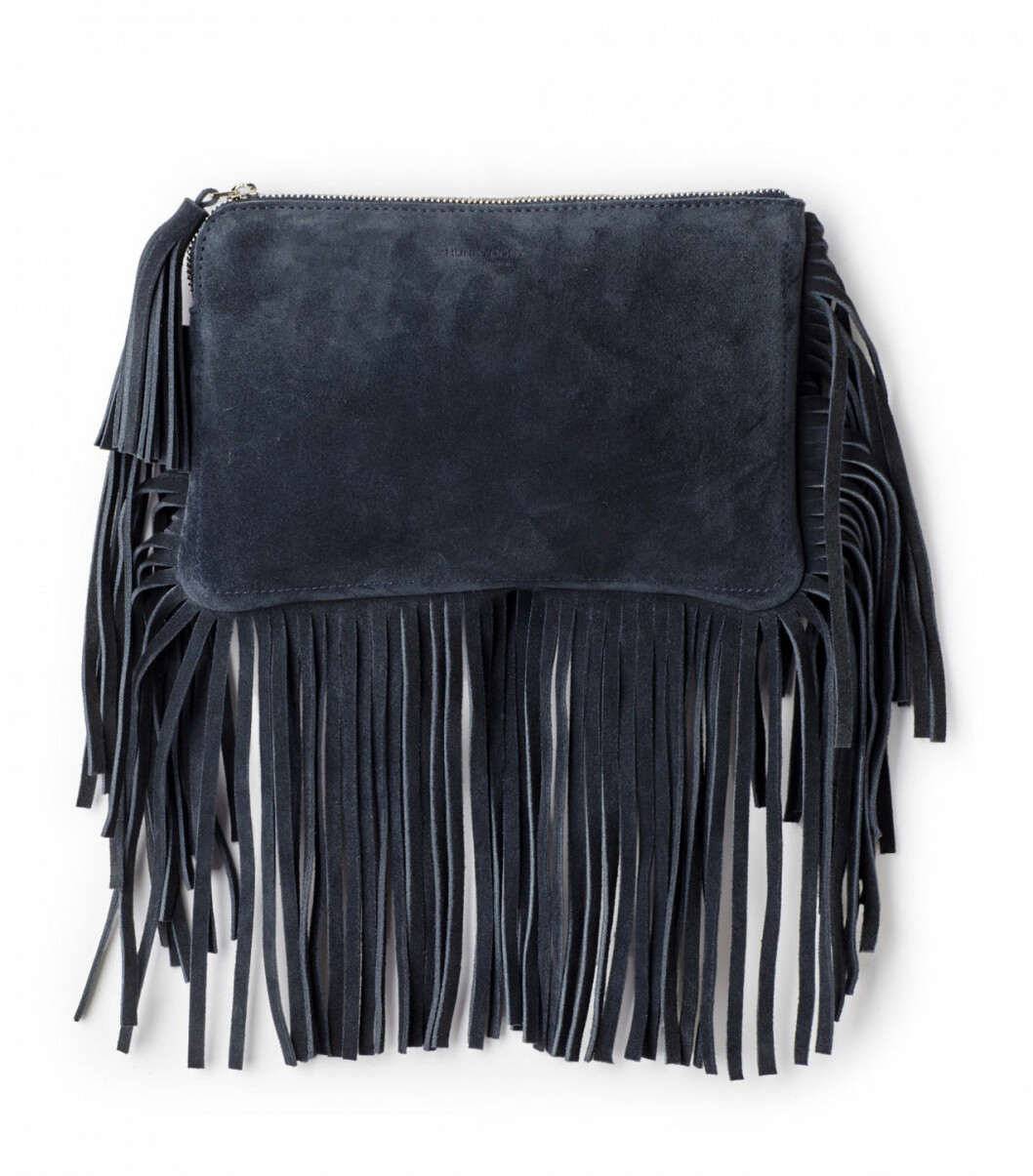 <a href="http://www.hunkydory.com/sv/shop-by-category/accessories?expand=/sv/shop-by-category/accessories/solano-clutch" target="_blank">Mockaväska</a> med fransar, 1 299 kr, Hunkydory. mockavaska-fransar-hunkydory
