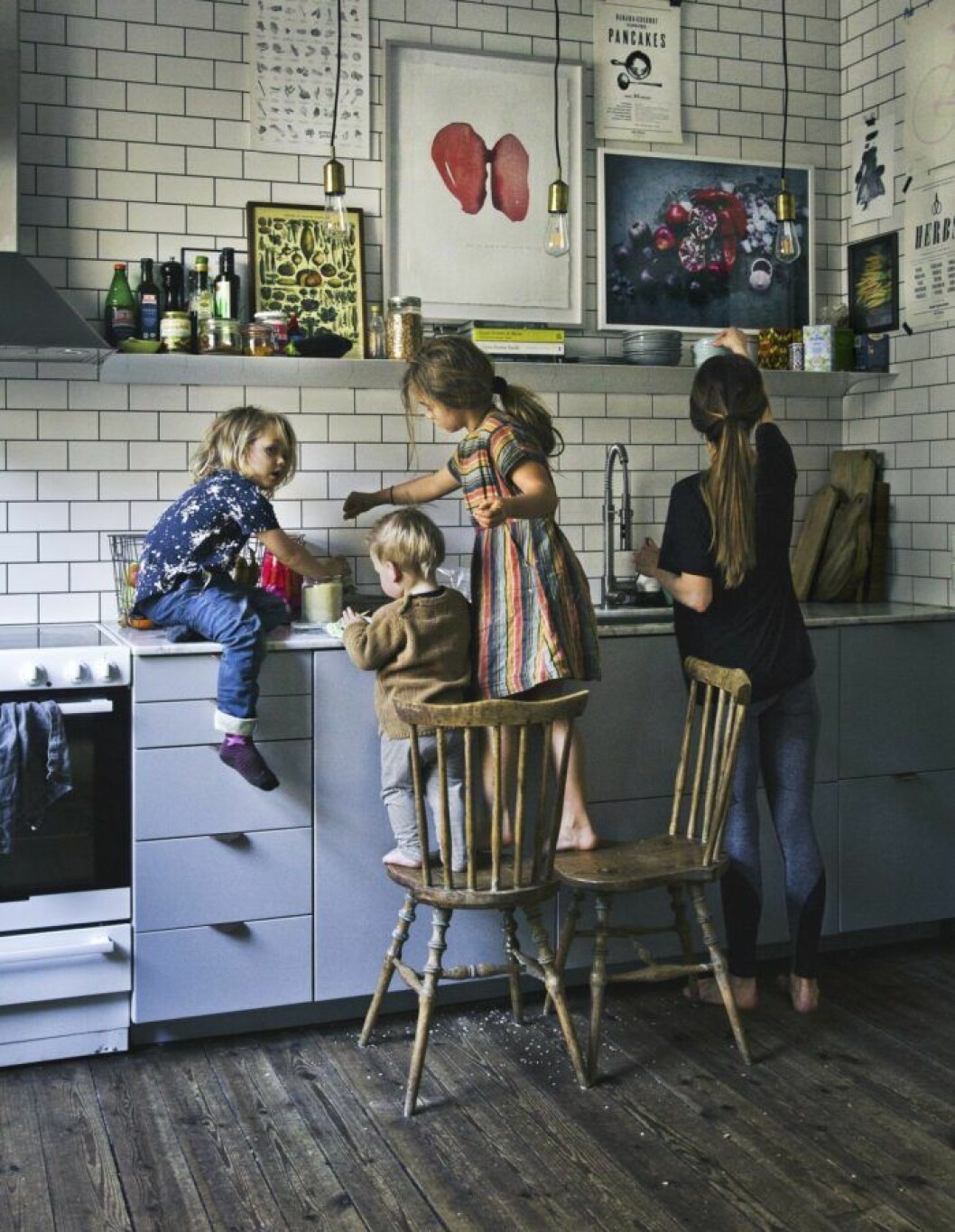 Medan bloggen vuxit och utvecklats har familjen gjort detsamma. Barnen hjälper till i köket.