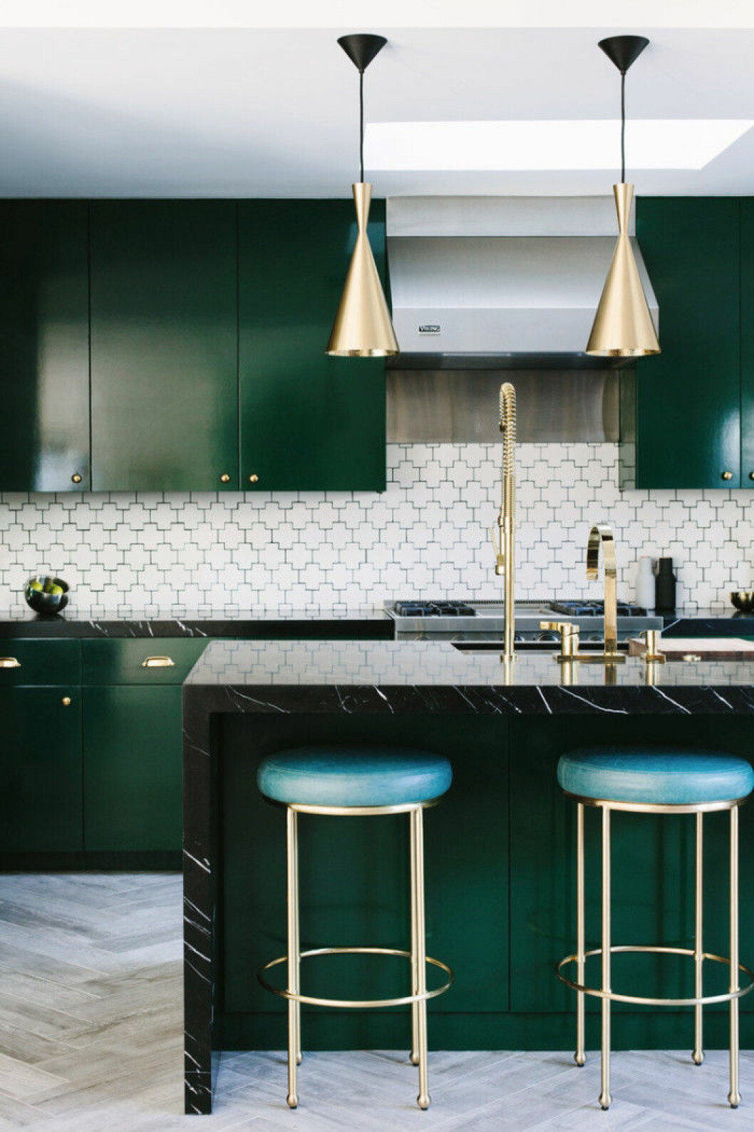 Via: <a href="http://www.blacklacquerdesign.com/interiors/" target="_blank">Black Lacquer Design</a> 15. compact-kitchen