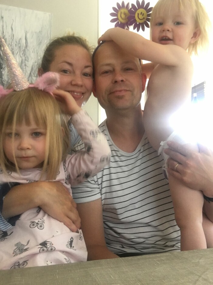 Sandra och Jarmo Hedenstedt och deras två döttrar.