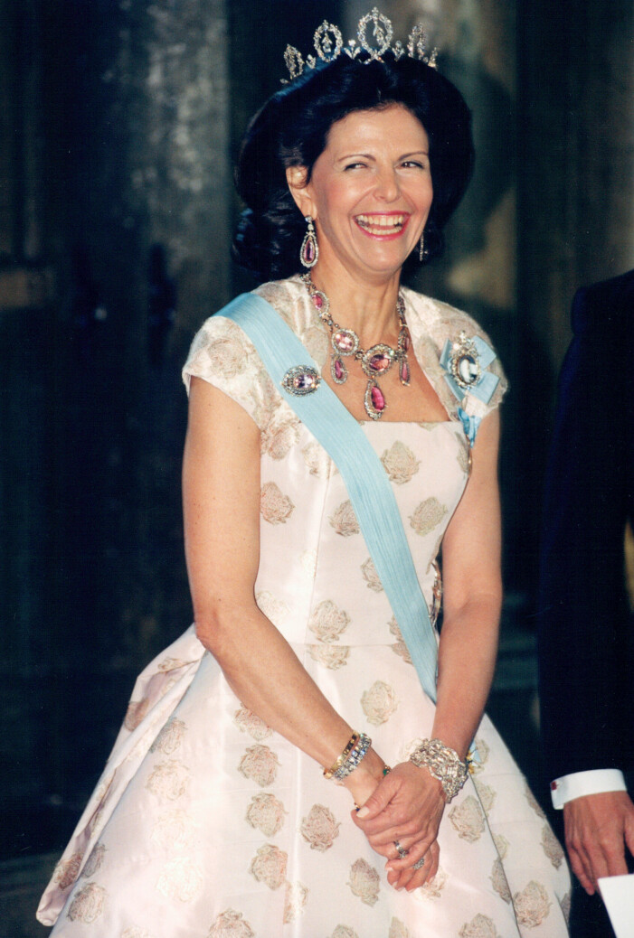 Drottning Silvia i ljusrosa galaklänning och prinsessan Sibyllas diadem.
