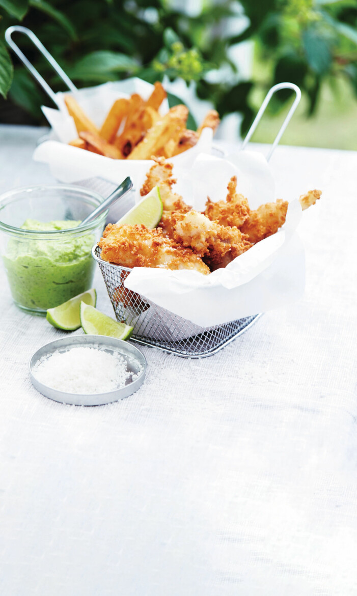 Hemgjort och friterat betyder förstås lite jobb, men det är värt det! Grön aioli piggar upp. Fish & chips med ärtaioli
