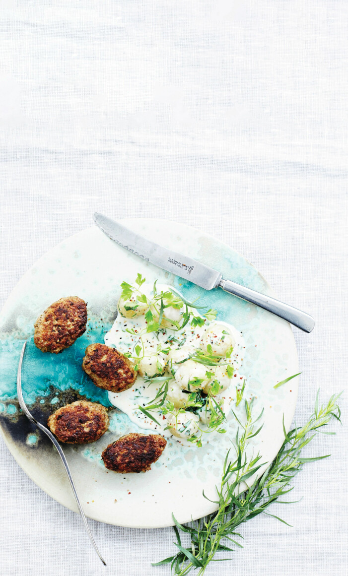 Färska örter gör köttbullarna lite extra somriga. Köttbullar med gräddig färskpotatis