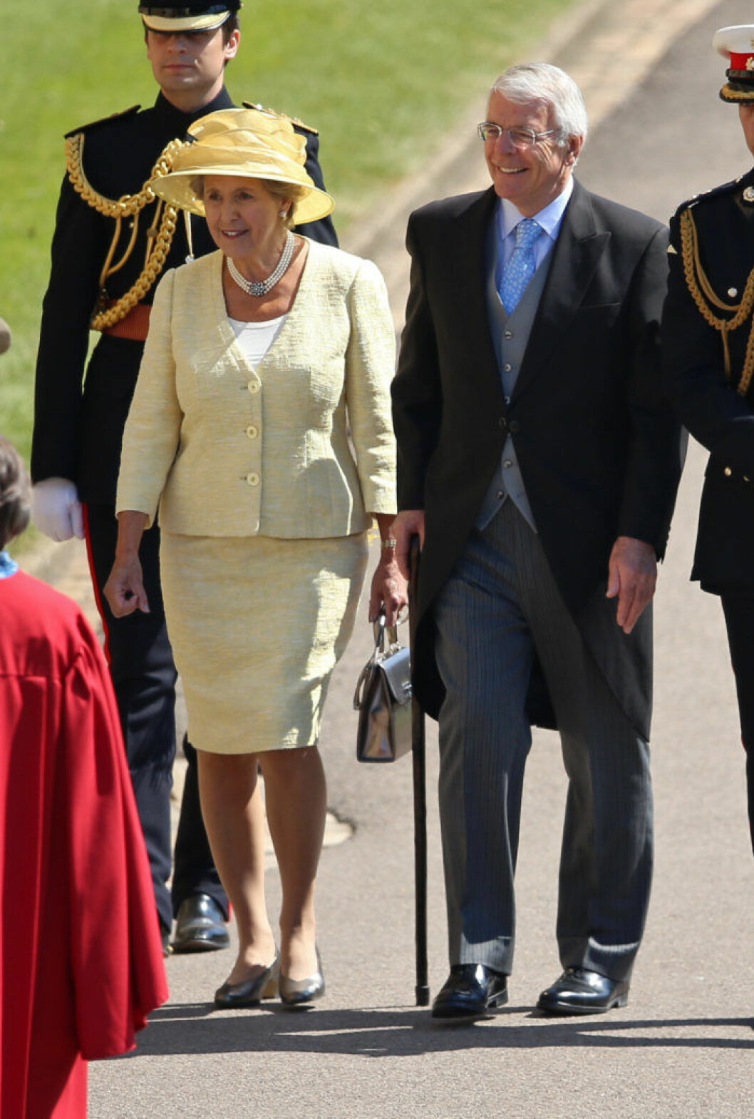 Tidigare premiärministern John Major anländer med sin fru Norma.