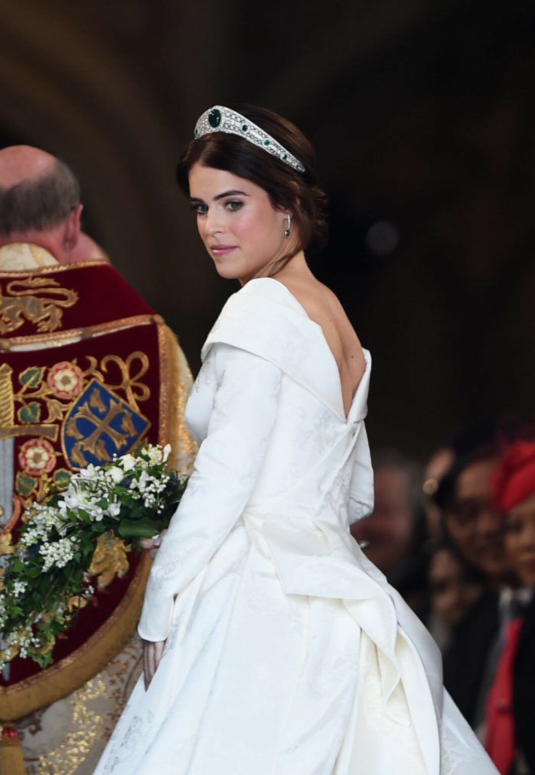 Prinsessan Eugenie ville att klänningen skulle ha en djup ringning i ryggen för att visa upp ärret från den skoliosoperation hon gjorde som barn. Eugenies brudklänning var v-ringad i ryggen för att hennes skolios-ärr skulle synas.