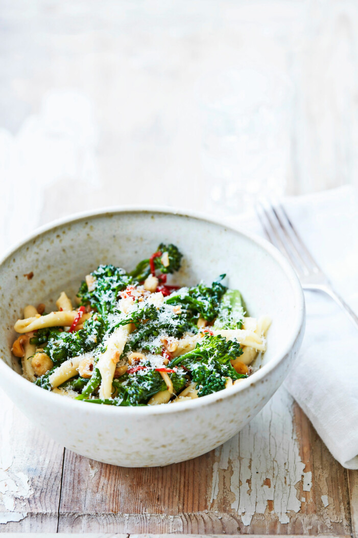 Smakrik vardagsräddare som står på bordet inom 20 minuter. Fusilli med vitlök, chili och stekt broccoli