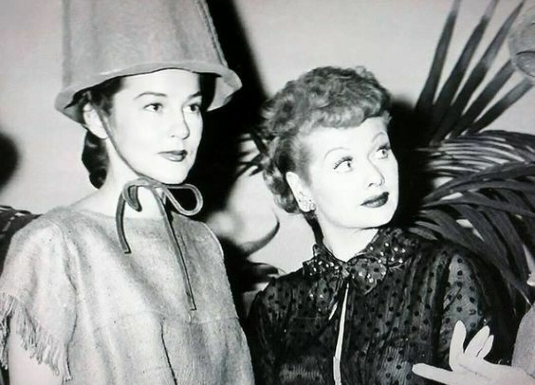 Skådespelarna Georgia Holt och Jane Curtin ur ett avsnitt av komdeiserien I love Lucy från 50-talet.
