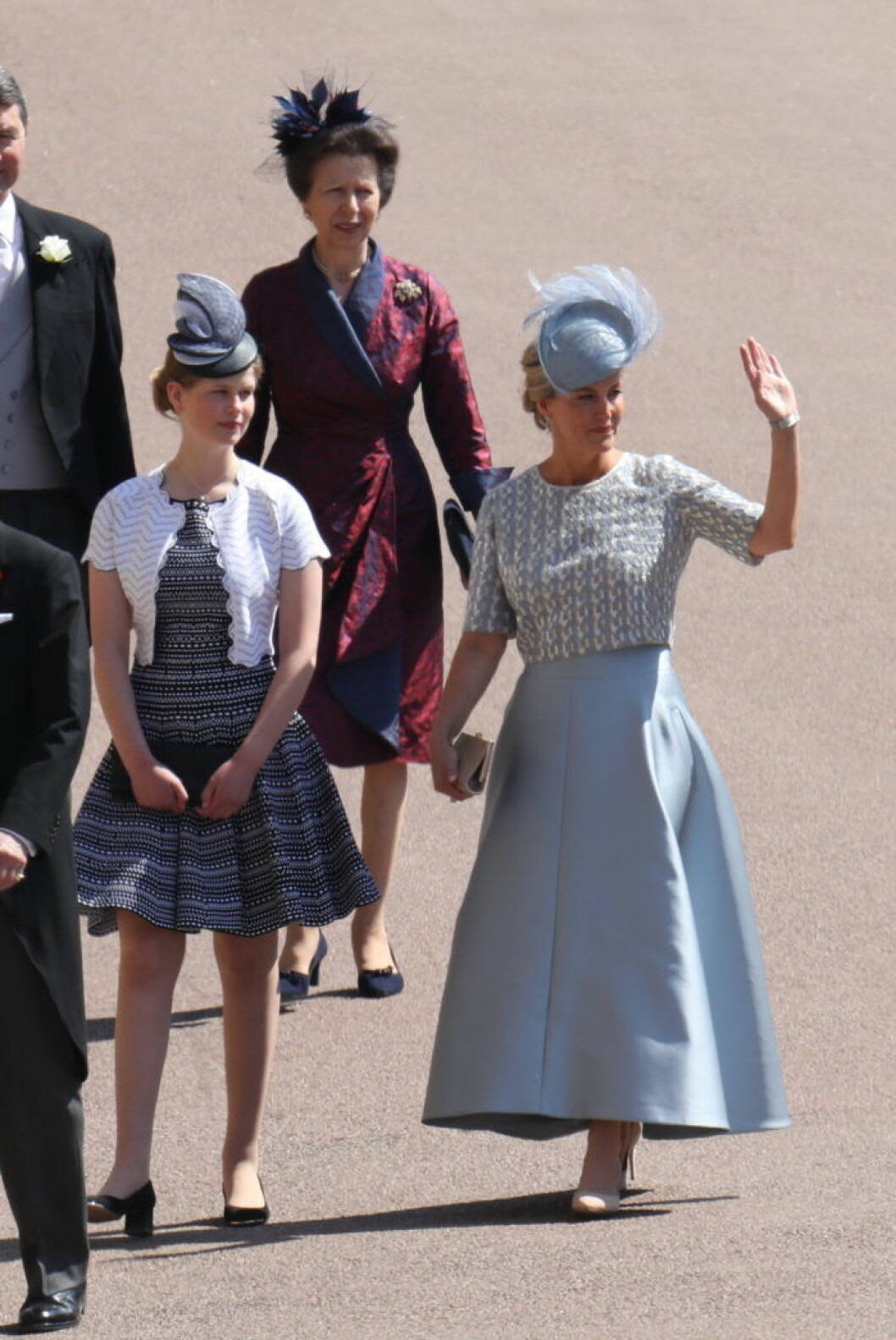 Sophie av Essex med dottern Louise, i bakgrunden skymtar även prinsessan Anne.