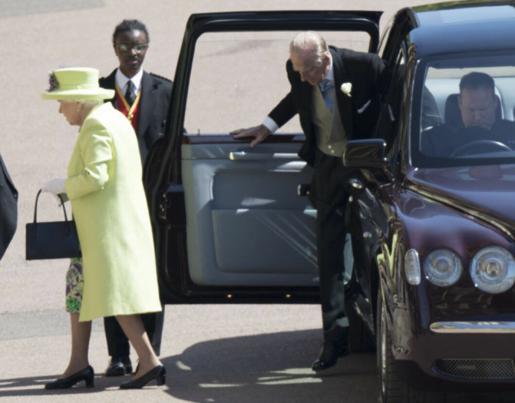 Drottning Elizabeth och hertigen av Edindurgh prins Philip anländer till kyrkan.