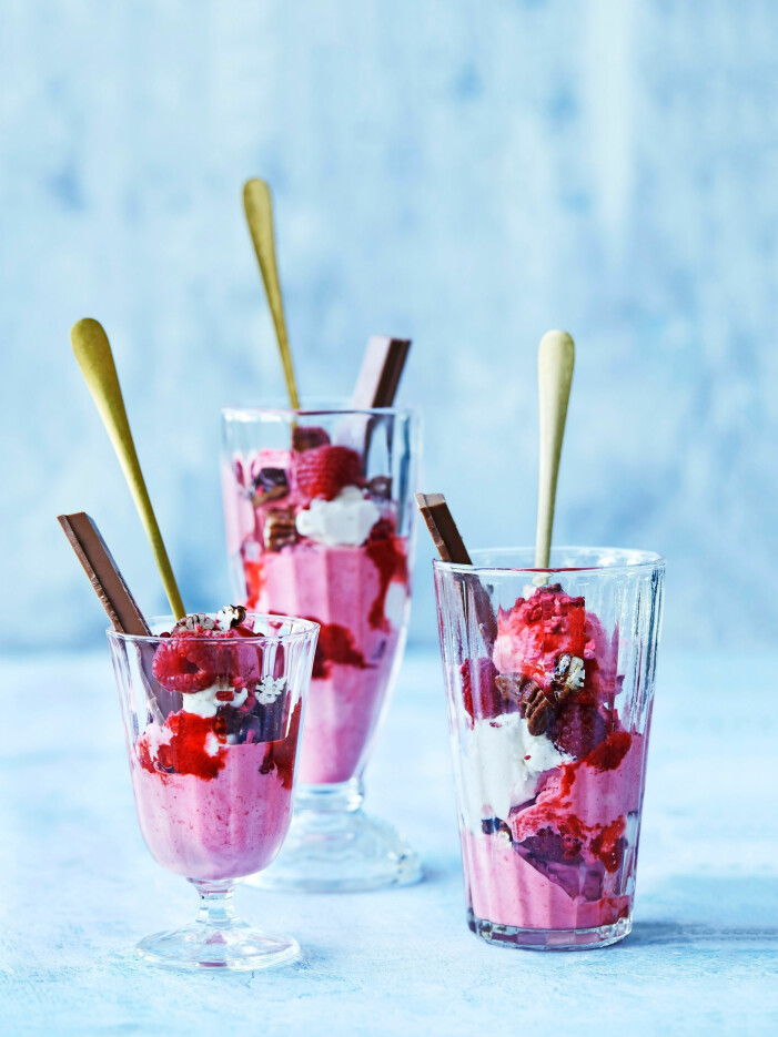 En festlig dessert med allt gott man kan tänka sig. Hallonparfait