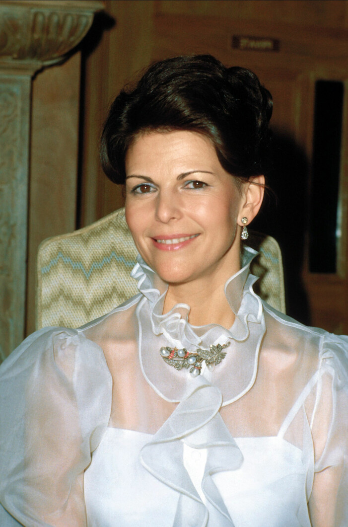 Drottning Silvia i en elegant håruppsättning 1990.