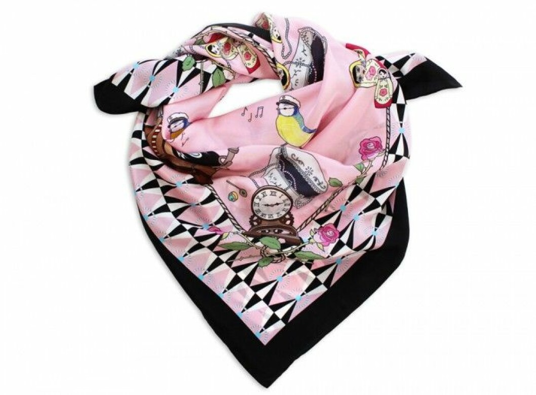Handfållad sidenscarf med handritat digitaltryck, 90×90 cm, 1 200 kr, <a href="http://www.lisaedoff.se/" target="_blank">Lisa Edoff</a>. Handfållad didenscarf med handritat digitaltryck, 90x90 cm, 1 200 kr, Lisa Edoff/www.lisaedoff.se