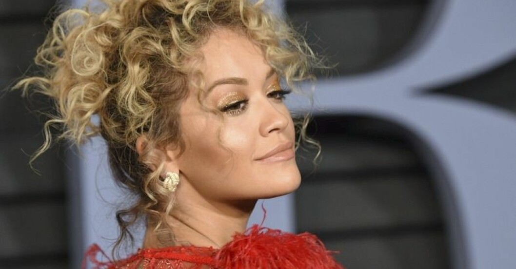 Rita Ora rockar fina lockar. Rita Ora