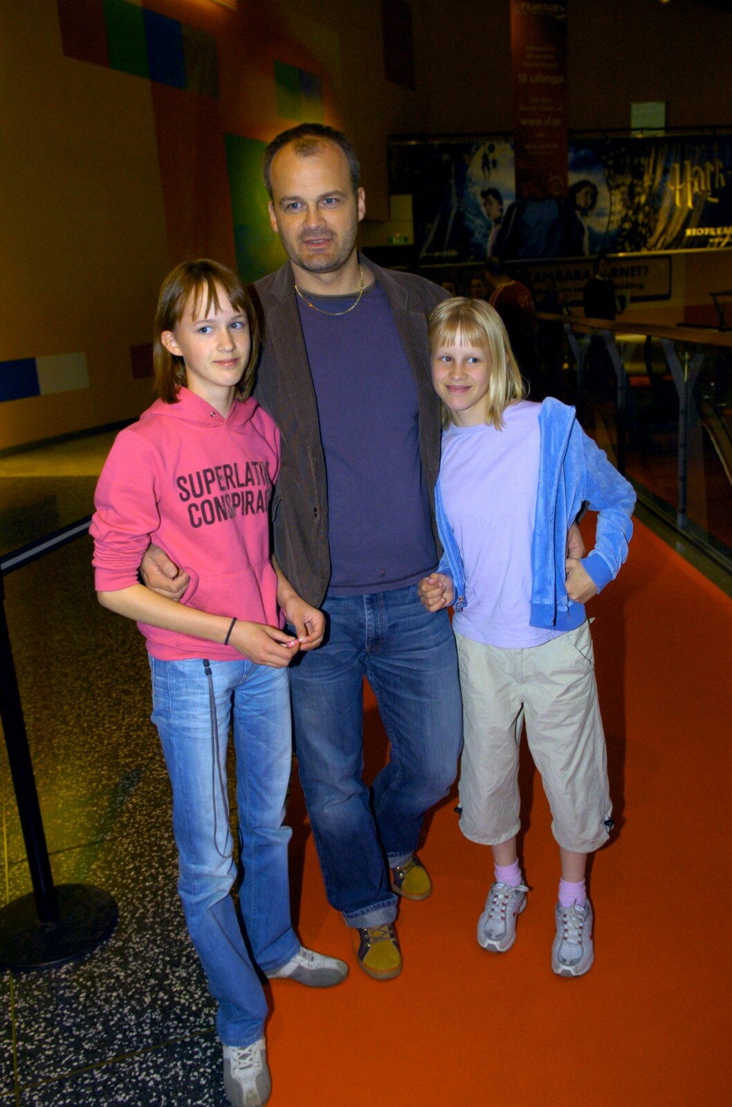 Systrarna Linnea och Josefin Rheborg med pappa Johan på premiär 2004.