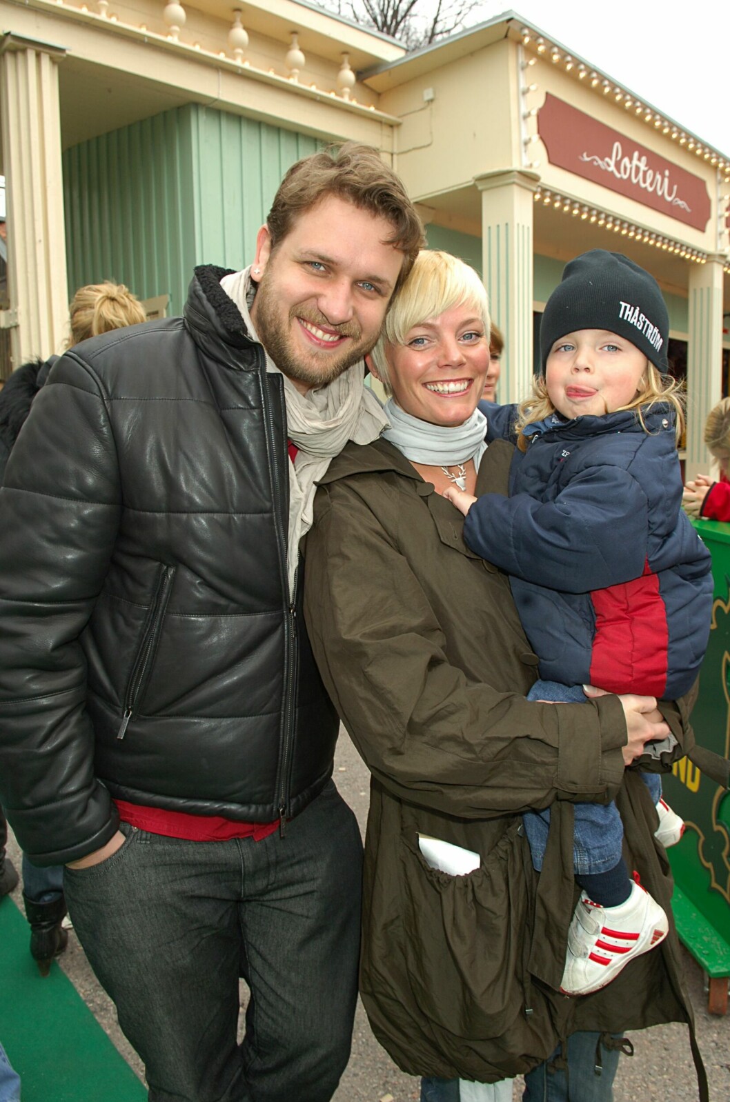Paret Gry och Alex på Gröna Lund 2006 med äldsta sonen Vincent, som idag hunnit fylla 17 år. gry, alex och sonen vincent