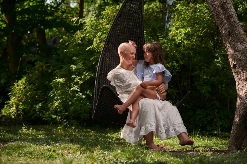 ”Min mamma har lite cancer. Men snart växer håret ut igen” svarade sexåriga Tindra när en kompis undrade vad som hänt med Hannahs hår. Hannah Ekwall med dottern Tinda