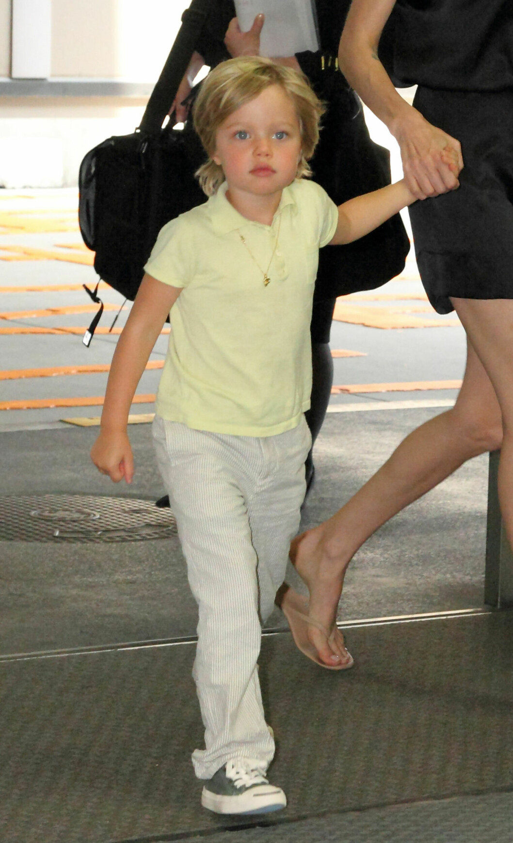 Shiloh i gul och beige sommar-outfit 2010. Shiloh Jolie-Pitt 2010