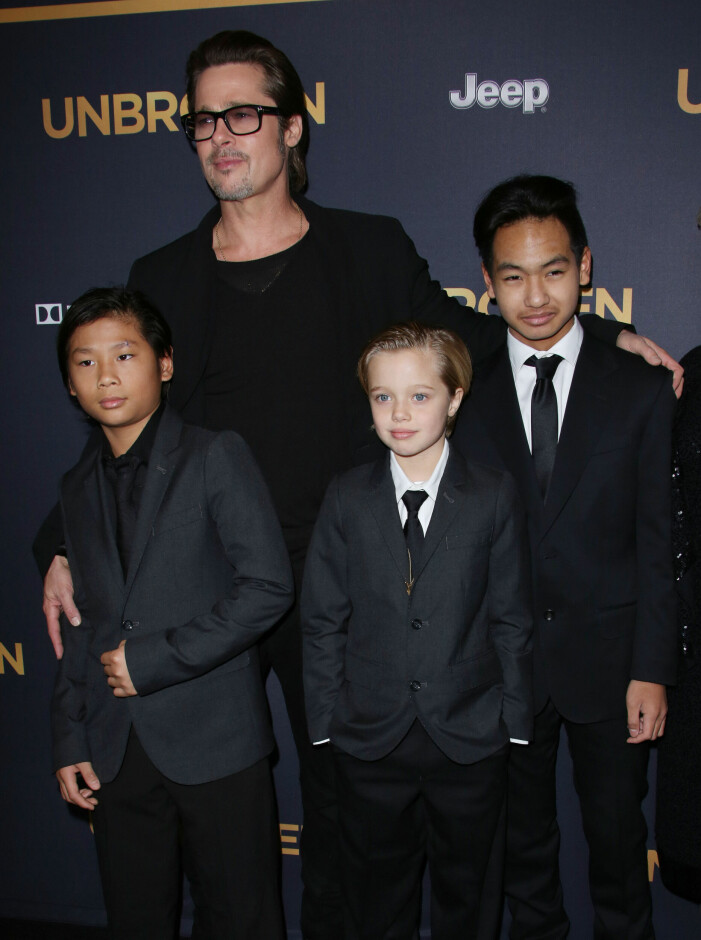 Shiloh på röda mattan med bröderna Pax, Maddox och pappa Brad. Shiloh Jolie-Pitt 2014