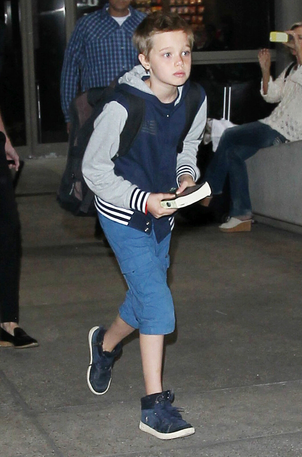 Shiloh i ledig klädsel på resande fot. Håret håller hon kort. Shiloh Jolie-Pitt 2015