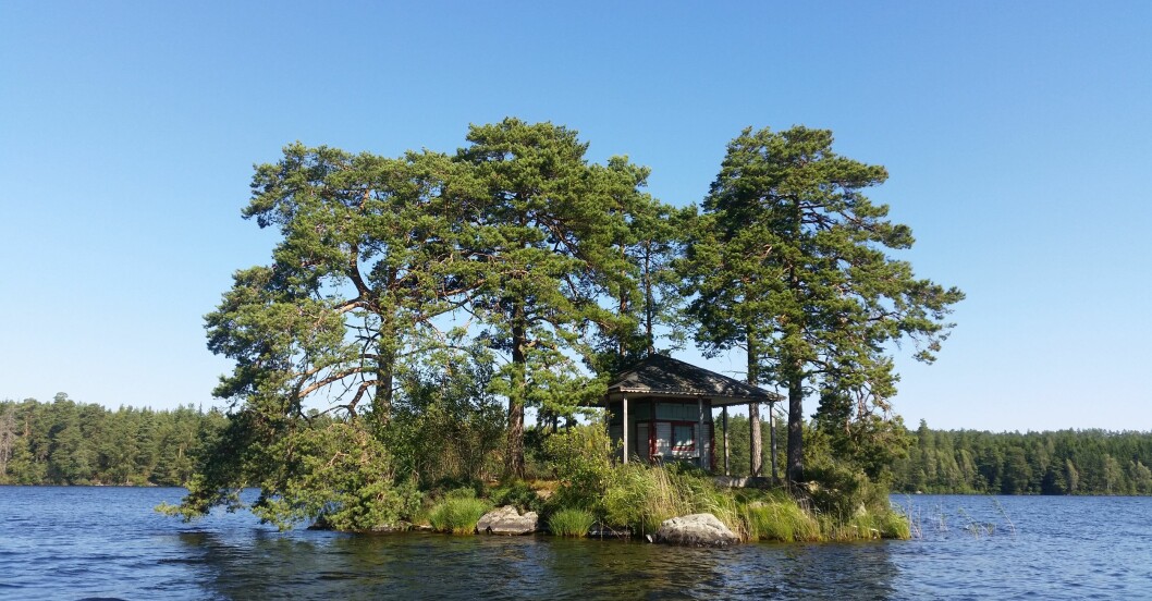 Om du bokar en natt i Lusthuset får du en hel ö för dig själv. Hotellet Lusthuset på en mini-ö i sjön Örken i Småland