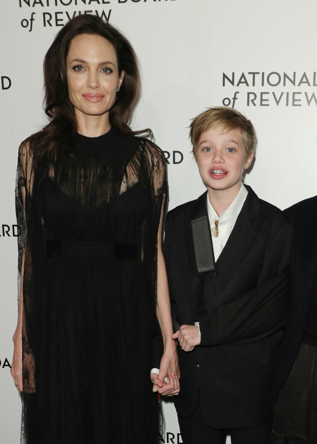 Fortsatt kort hår och kostym på den då 12-åriga Shiloh. Shiloh Jolie-Pitt 2018