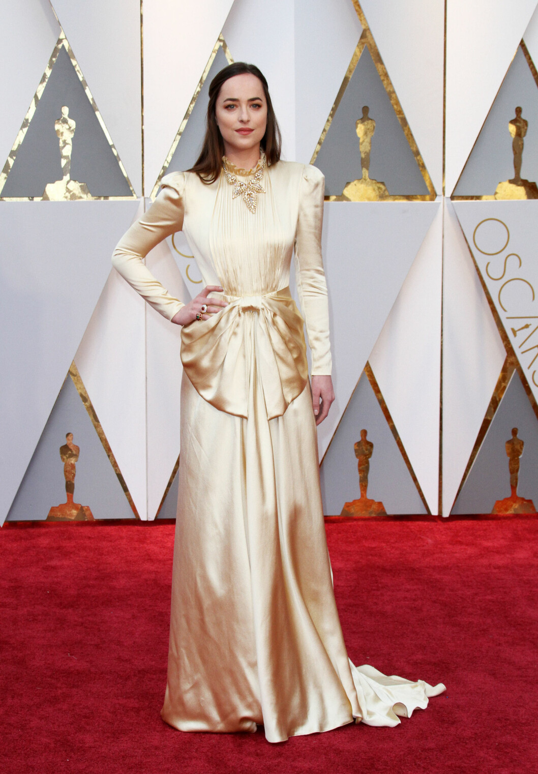 Dakota Johnson glänser i guld från Gucci. dakota-johnsov-oscars-gucci