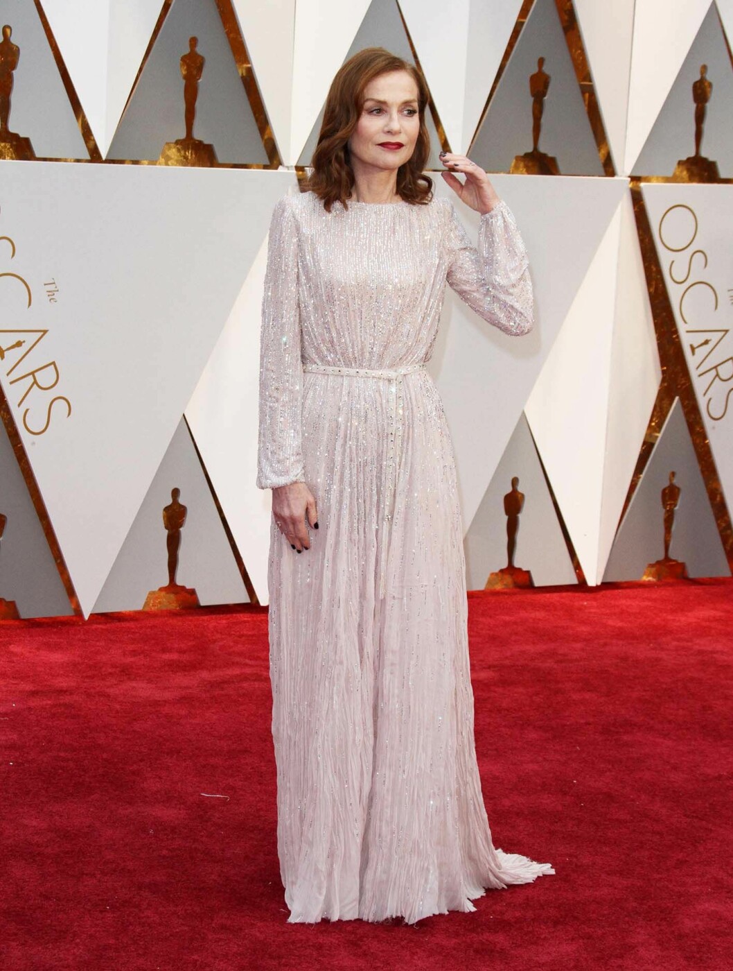 Isabelle Huppert i skimrande klänning från Armani. isabelle-huppert-oscars-armani