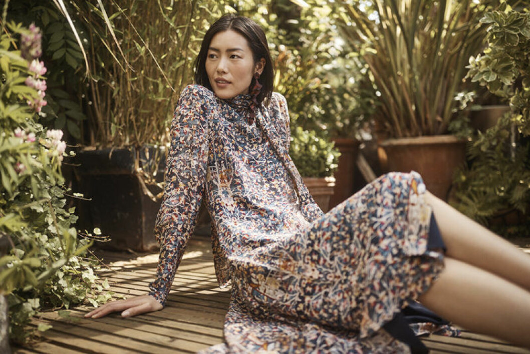 Asymmetrisk långklänning i ekologiskt siden. H&M Conscious Exclusive-kollektionen för höst/vinter 2018