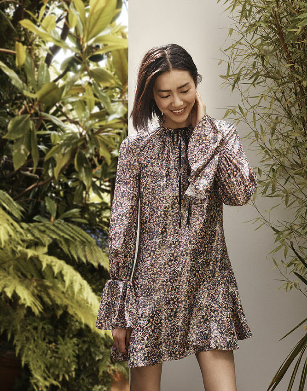 Kort, mönstrad klänning med lång volangärm och knytband i halsen i tencel-blandning. H&M Conscious Exclusive-kollektionen för höst/vinter 2018