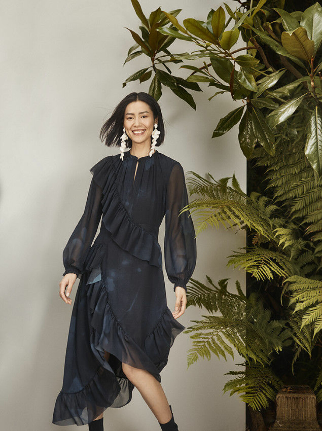 Asymmetrisk volangklänning med transparenta ärmar. H&M Conscious Exclusive-kollektionen för höst/vinter 2018