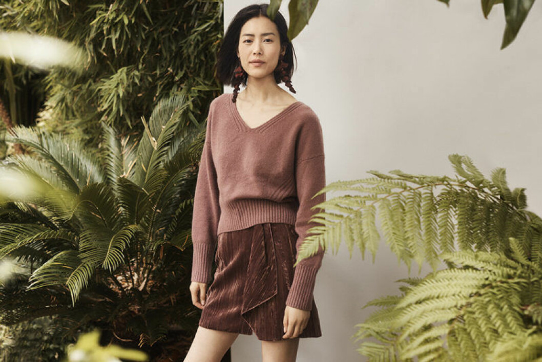 Kort, v-ringad tröja i kashmir och kjol av återvunnen sammet. H&M Conscious Exclusive-kollektionen för höst/vinter 2018