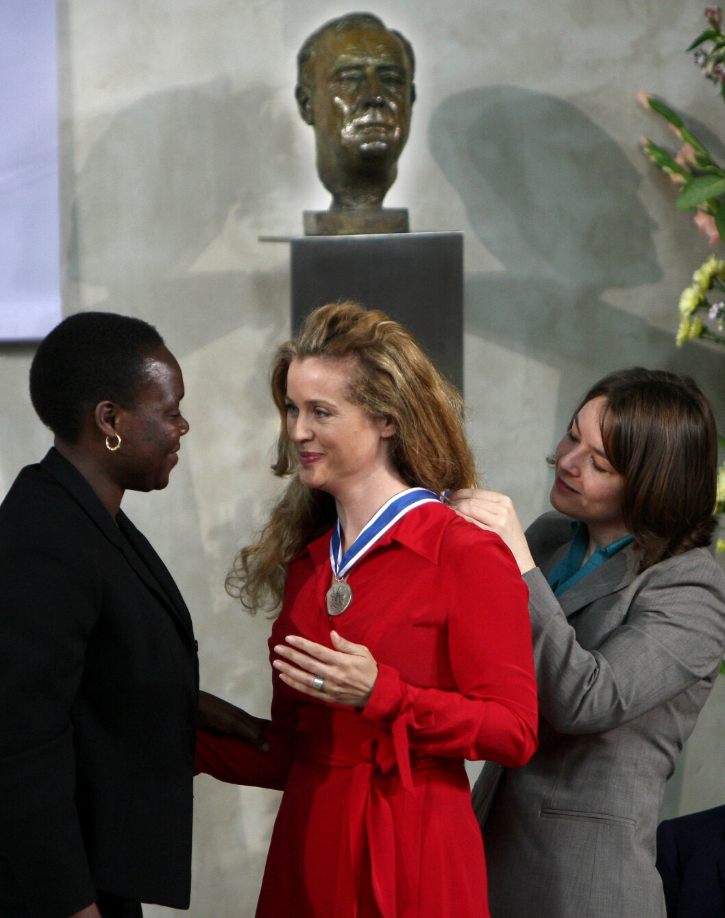 Willemijn Verloop får medaljen The Four Freedoms Award. FOTO IBL Willemijn Verloop får medaljen The Four Freedoms Award. FOTO IBL