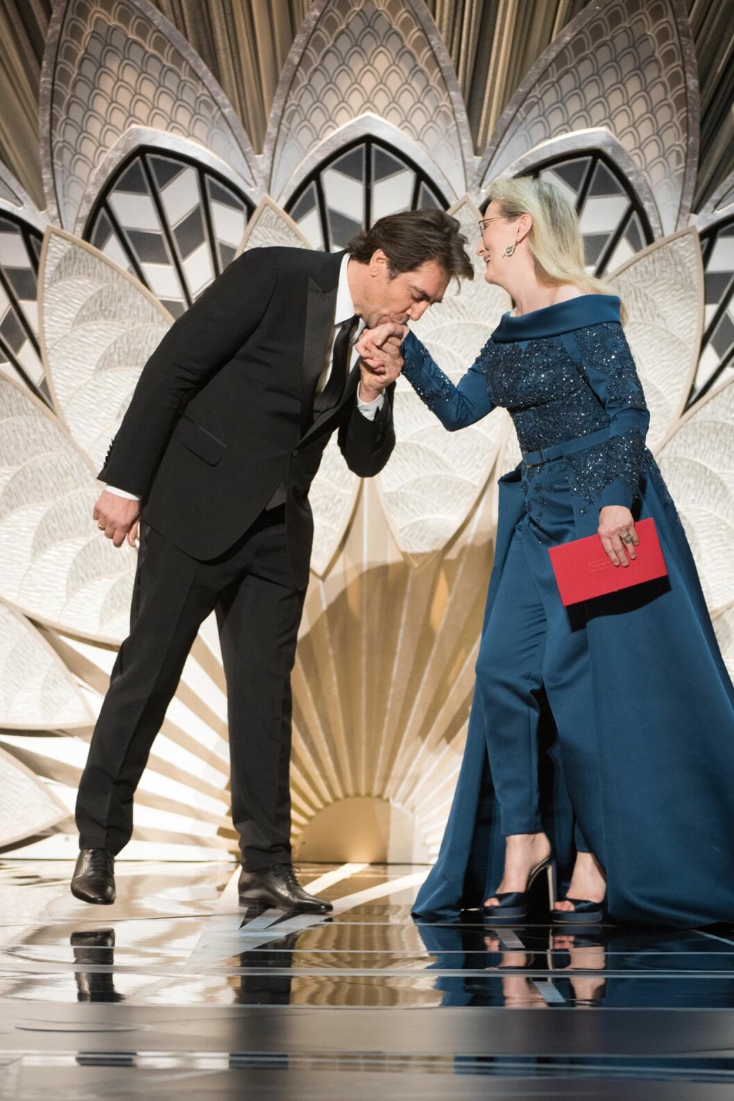Meryl Streep är kaxigt välklädd i byxdress (med släp!) från Elie Saab. meryl-streep-oscars-ibl
