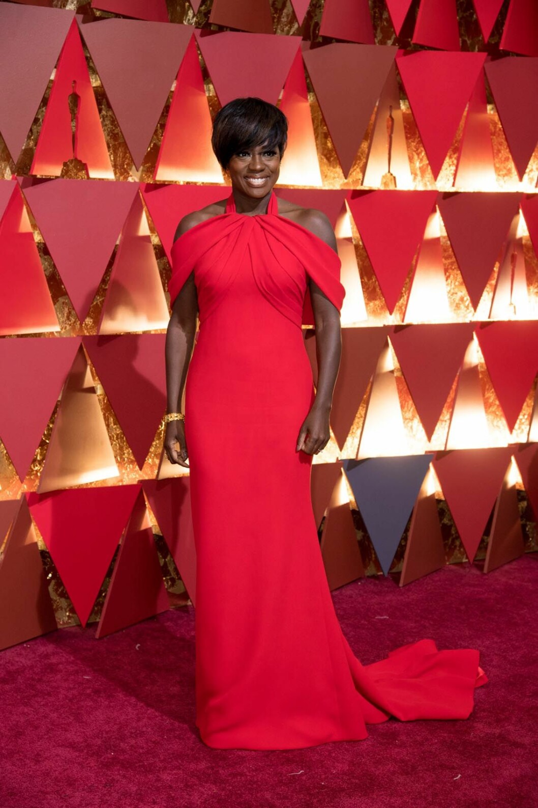 Viola Davis i lysande rött från Armani. viola-davis-oscars-armani