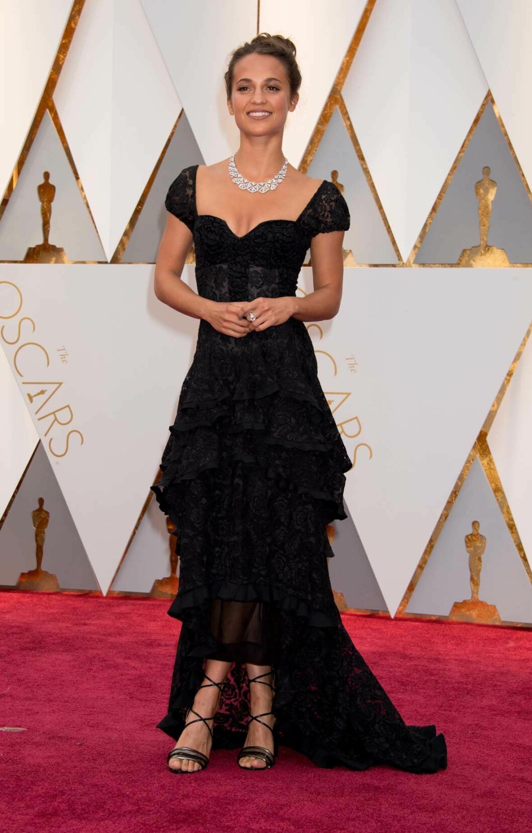Alicia Vikander i spanskinfluerad spets från Louis Vuitton. Alicia-vikander-oscars-louis-vuitton