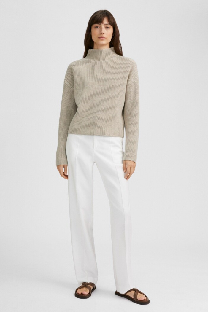 outfit från filippa k med beige stickad tröja och vita byxor