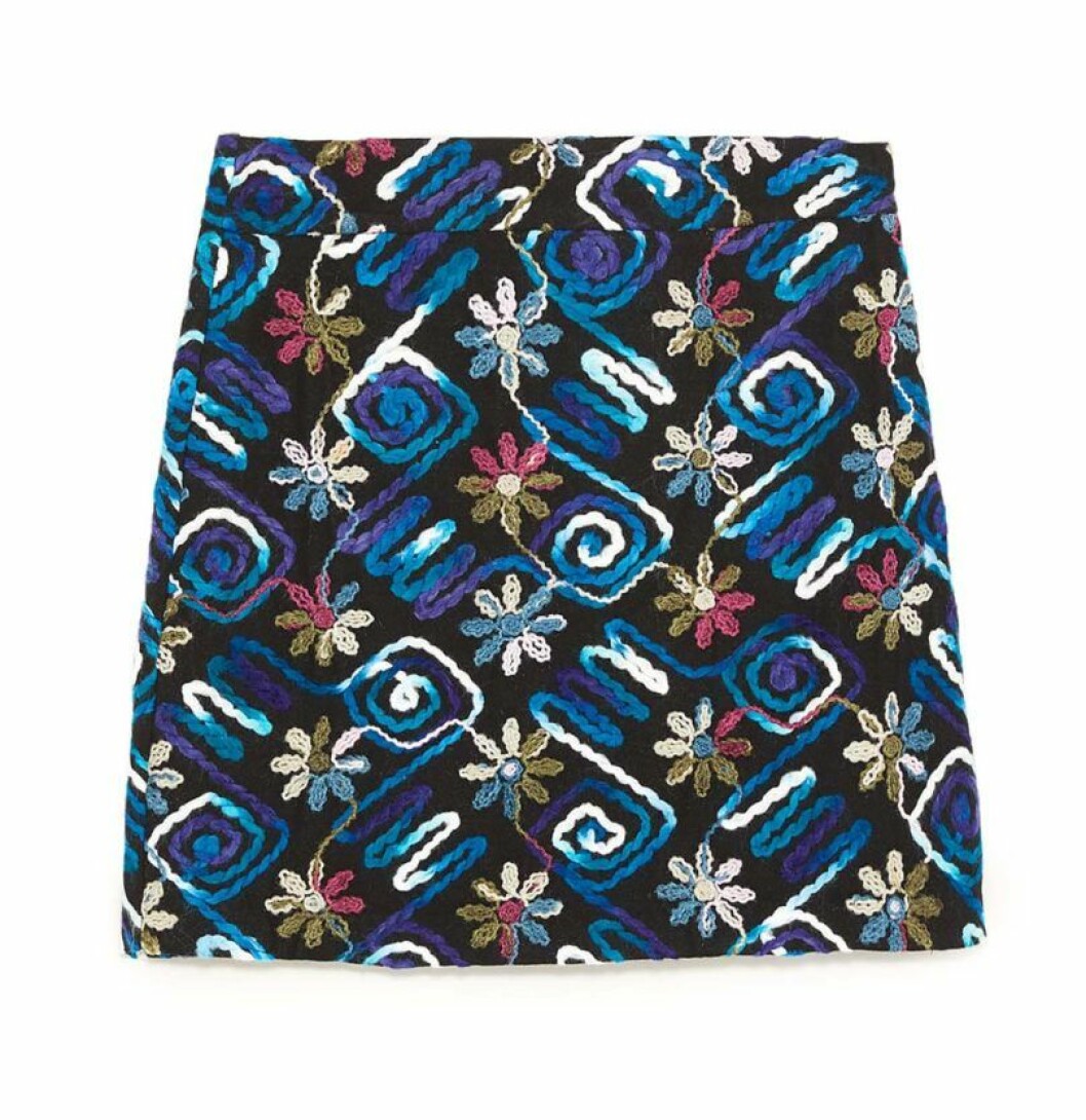 <a href="https://www.zara.com/se/sv/minikjol-med-flerf%C3%A4rgade-broderier-p07901257.html?v1=7336528&v2=1074557">Kjol</a>, Zara. kjol-kort-zara