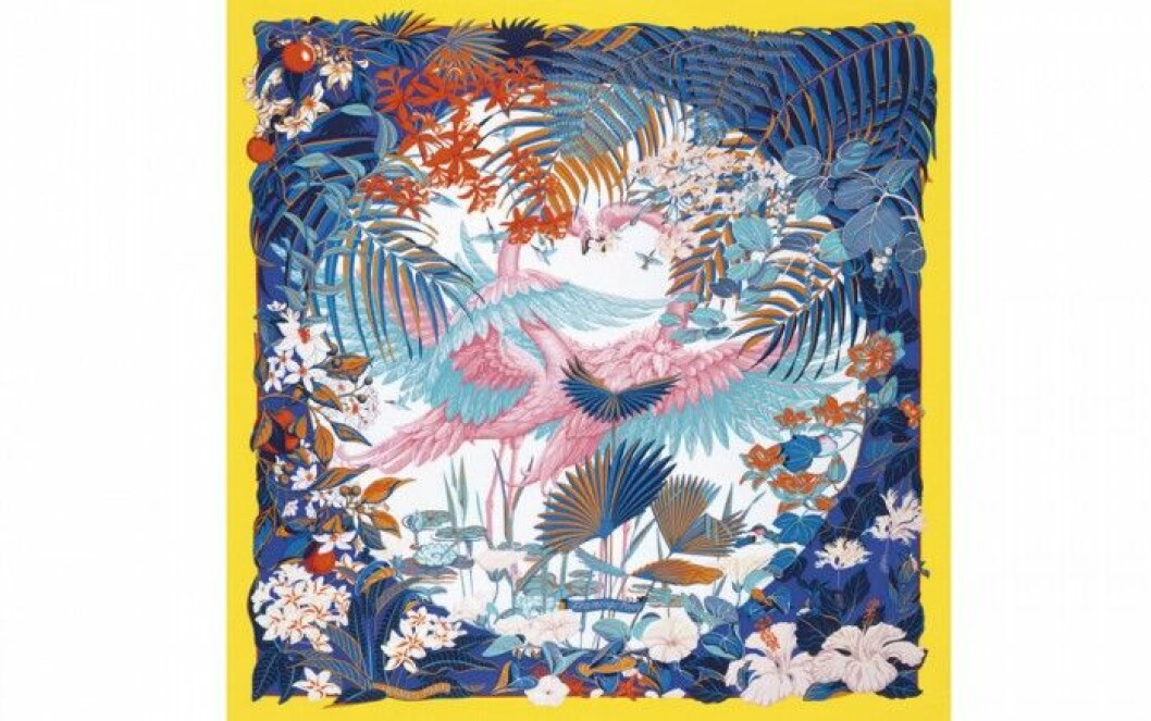 Scarf i siden-twill, handfållad, 90×90 cm, 3 400 kr, Hermès. Scarf i siden-twill, handfållad, 90x90 cm, 3 400 kr, Hermès.