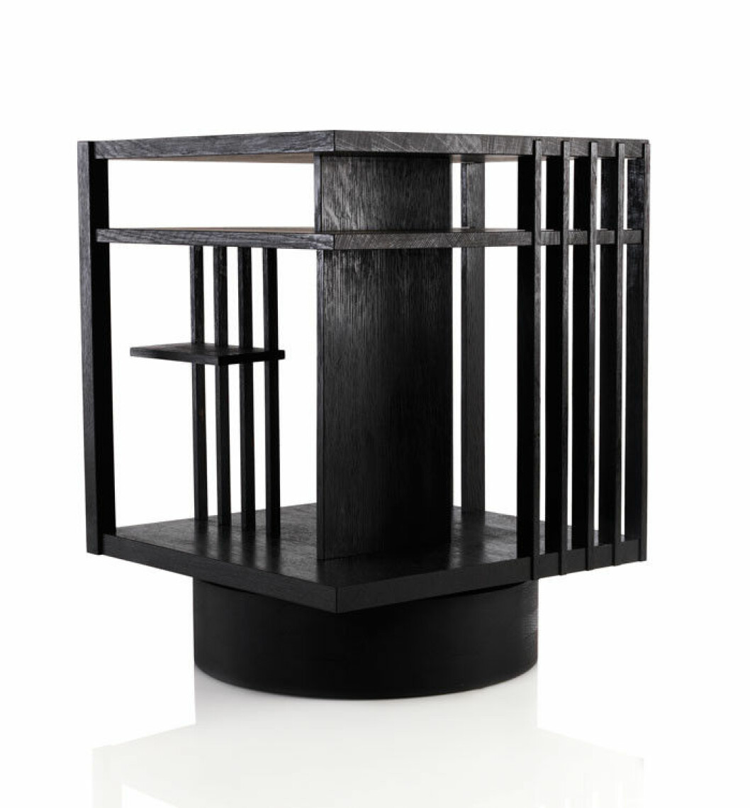 Boksnurran ”Revolving bookcase” produceras för Svenskt tenn i svartlackad ask på Eriksson & Sönders möbelsnickeri i Vrena, strax utanför Nyköping. Boksnurran