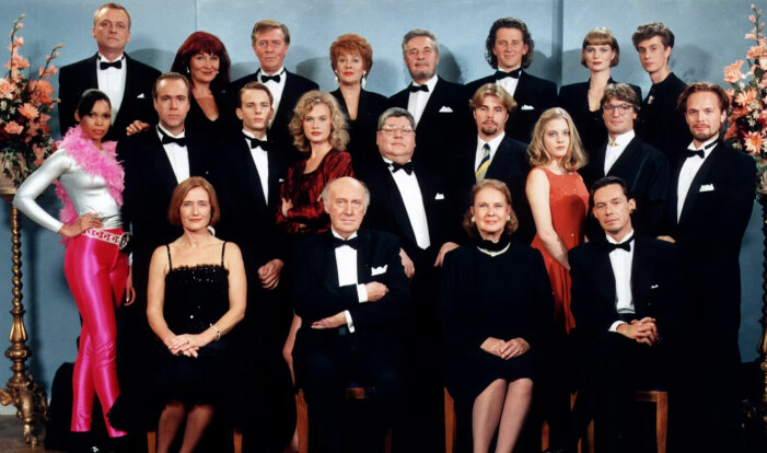 Den populära tv-såpan <span class=" italic" data-lab-italic_desktop="italic">Rederiet</span> sändes i otroliga 20 säsonger, mellan åren 1992 och 2002. Mer än 300 avsnitt spelades in under åren, och många kända svenska profiler gjorde ett intryck i tv-rutan. Den populära tv-såpan Rederiet sändes i otroliga 20 säsonger, mellan åren 1992 och 2002.