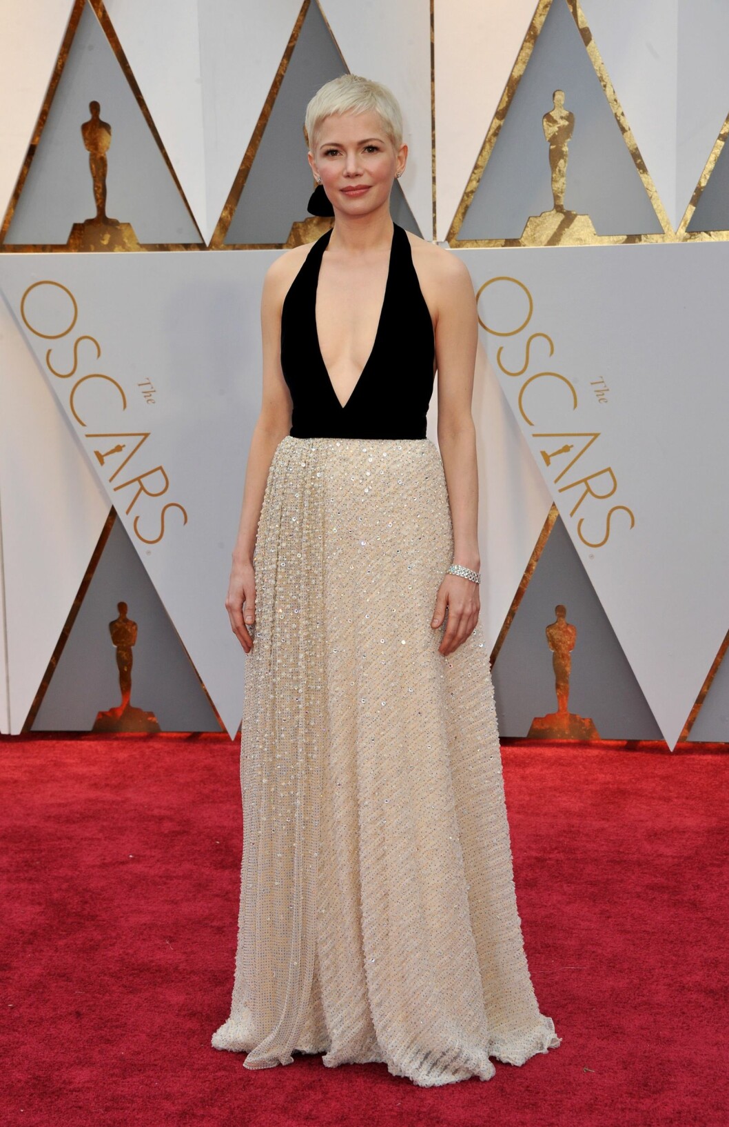 Michelle Williams glänser i sin korta frisyr och urringade klänning från Louis Vuitton. Michelle-williams-oscars-louis-vuitton-ibl