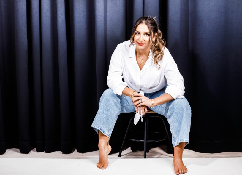”Jag lärde mig mycket om min roll som mamma när jag började grotta in mig i historien om min egen. Hon har kämpat så hårt för att vi ska kunna förverkliga våra drömmar.” Foto: Daniela Spiroska