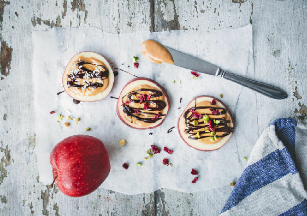 appelskivor med jordnotssmor