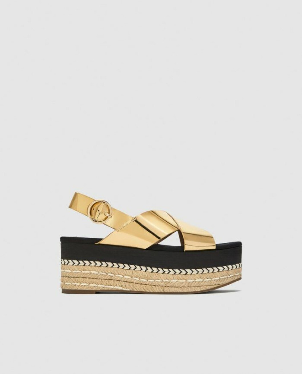 Platåsandal med guldremmar från Zara