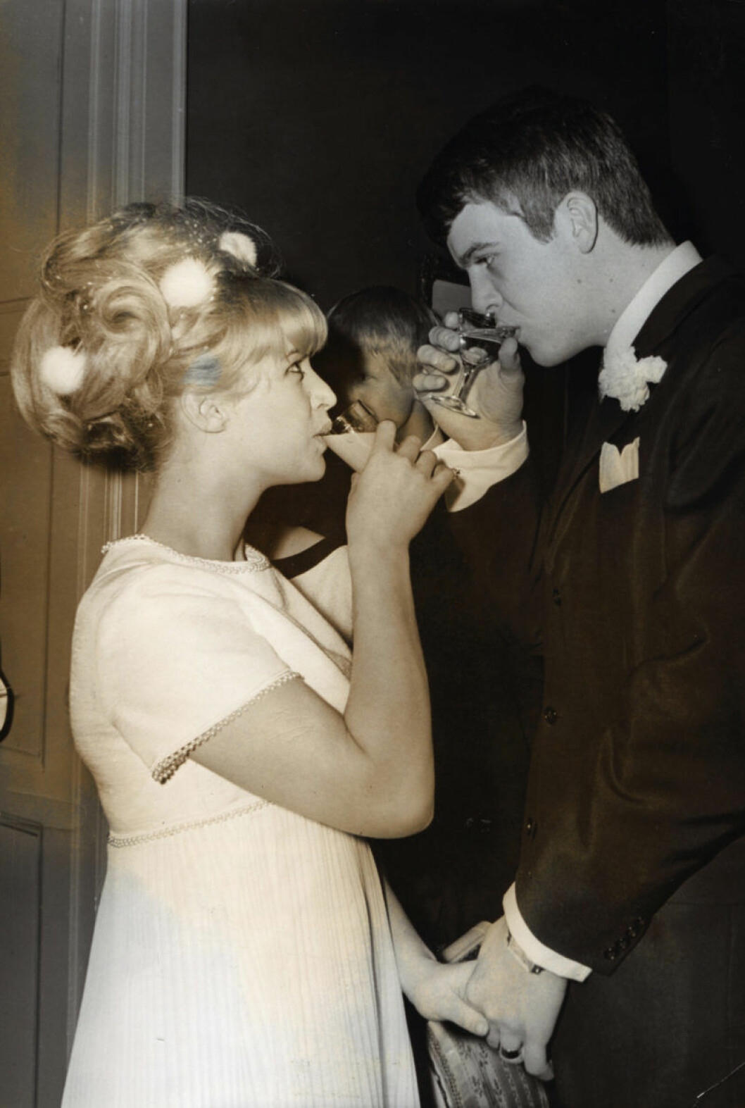 Lill-Babs och Lasse Berghagens bröllop i Katarina kyrka 1965. Här utväxlas bröllopsskålen vid partyt på Strand.