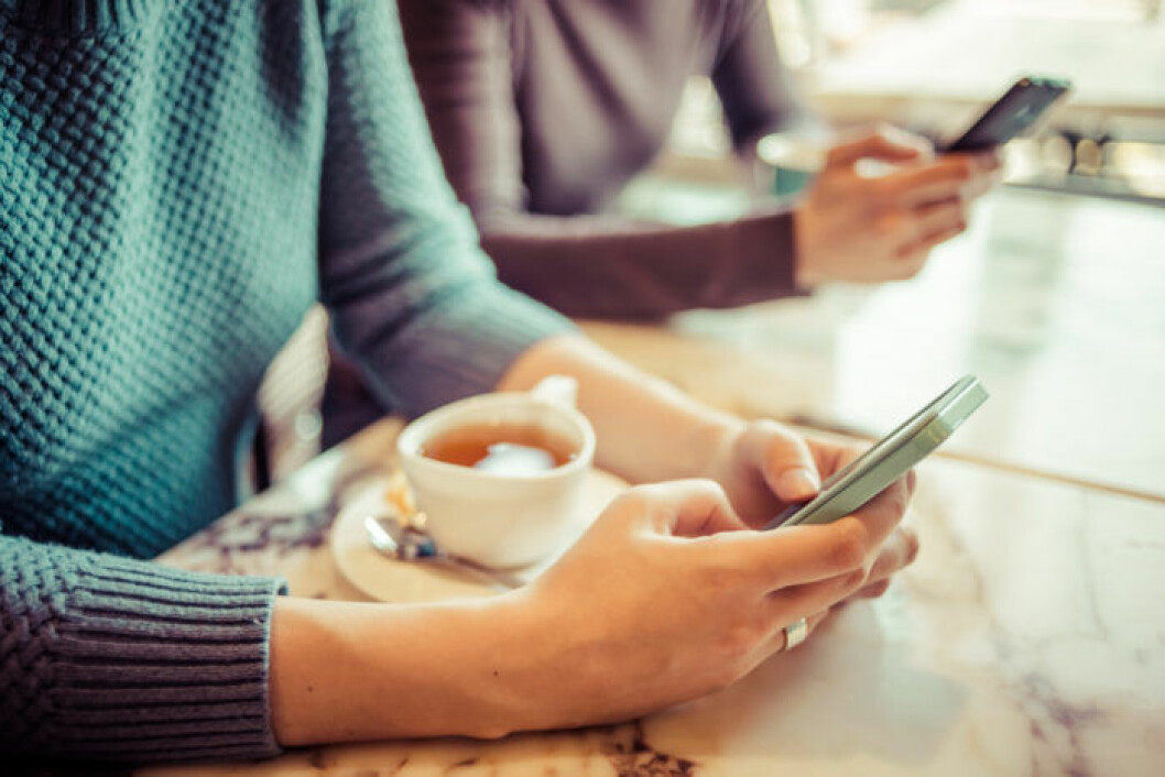 Lägg undan telefonen en kväll och få mer tid över till annat. Foto: IBL