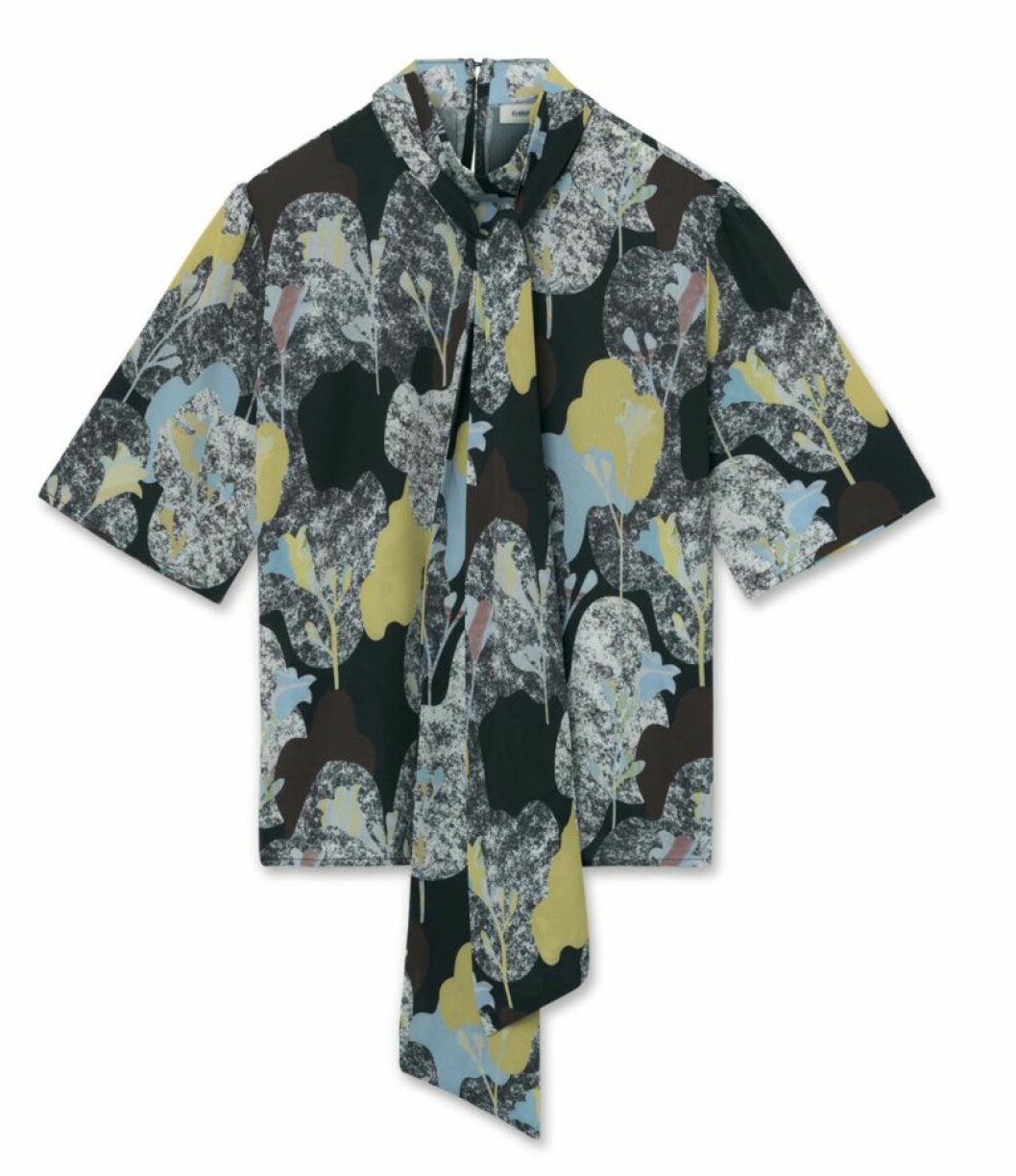 <a href="https://track.adtraction.com/t/t?a=1136856392&as=1218462148&t=2&tk=1&url=https://www.ahlens.se/Mode/overdelar/t-shirts-toppar-15219/carin-wester-topp-valeria-monstrad-90212249/">Knytblus,</a> Carin Wester/www.ahlens.se Carin-wester-ahlens-knytblus